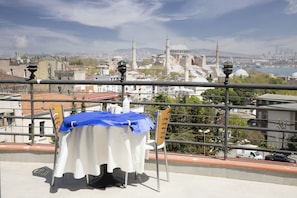 Enjoy a romantic meal for two on this balcony overlooking the city, with a stunning view of the mosque and the cityscape.