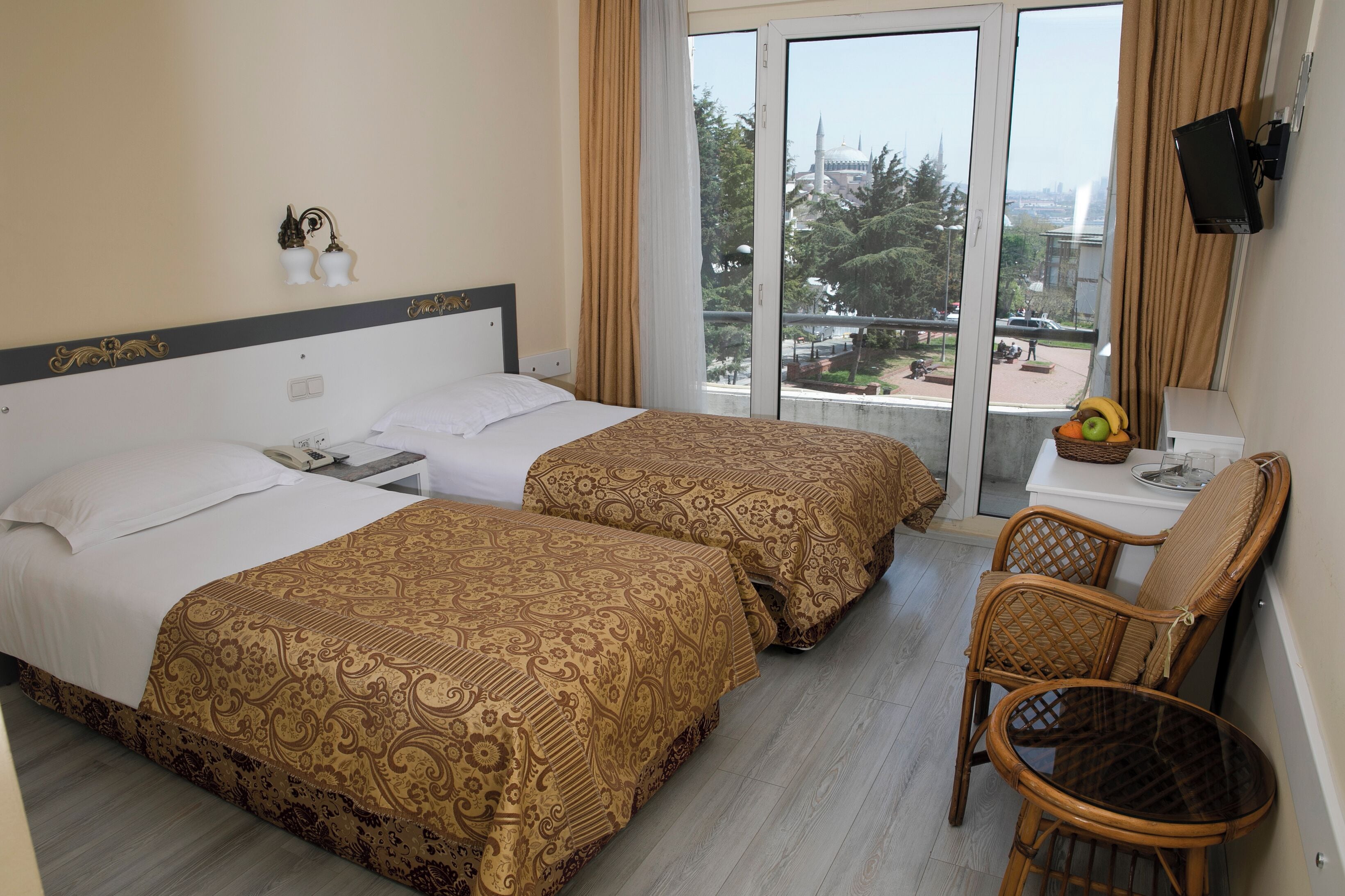 Una scrivania, Wi-Fi gratuito, lenzuola