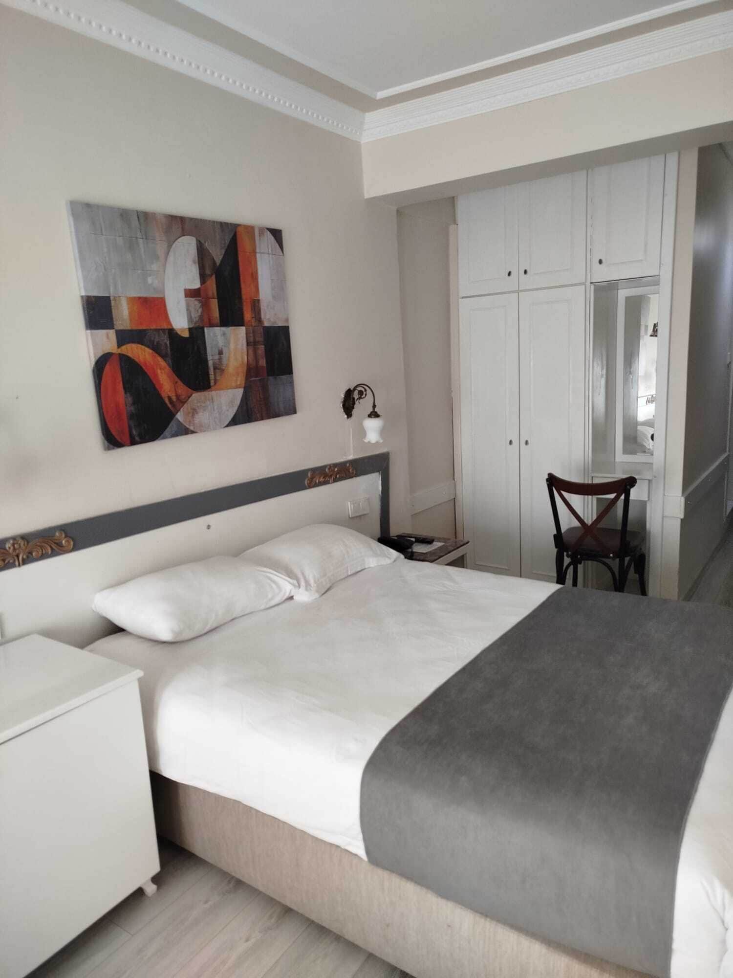 Una scrivania, Wi-Fi gratuito, lenzuola