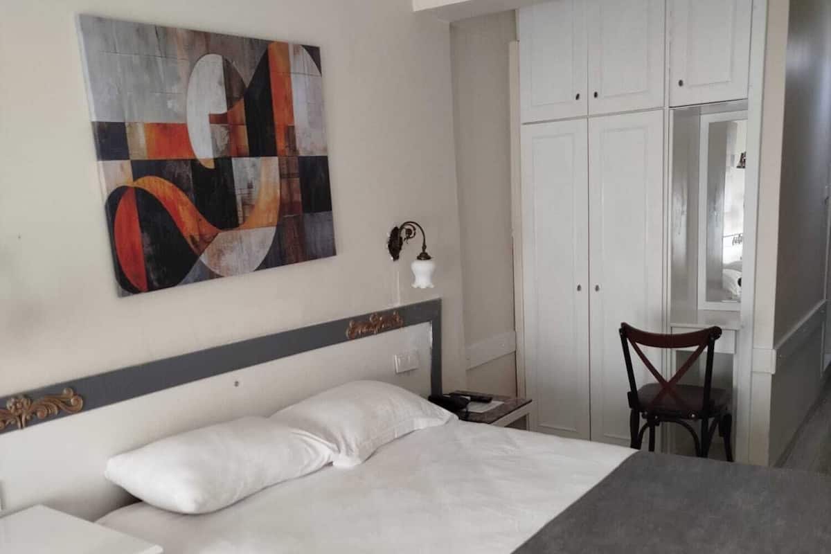 Una scrivania, Wi-Fi gratuito, lenzuola