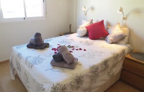 2 slaapkamers, reisbedje, gratis wifi, beddengoed