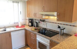 Frigorífic, forn, placa de cuina i rentaplats 