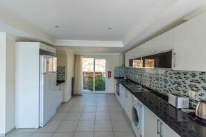 Villa | Private kitchenette | Full-sized fridge, oven, stovetop, dishwasher - Villa Rena 4 by Dream of Holiday (Istanbul)