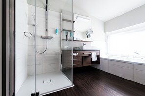 Junior Suite | Bathroom | Shower, hair dryer, bathrobes, slippers