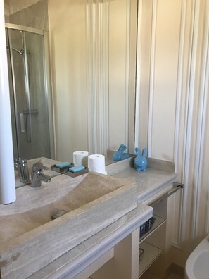 Deluxe Double Room, Sea View | Bathroom | Deep soaking tub, free toiletries, hair dryer, towels - Villa Manù (Roquebrune-sur-Argens)