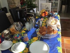 Dagelijks continentaal ontbijt inbegrepen