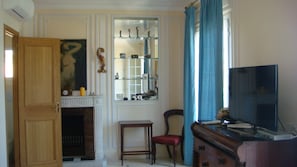 Deluxe Double Room, Sea View | Television - Villa Manù (Roquebrune-sur-Argens)
