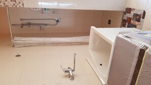 Ein Badezimmer mit Badewanne, Dusche und Toilette.