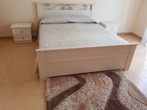 2 slaapkamers, een strijkplank/strijkijzer, wifi, beddengoed