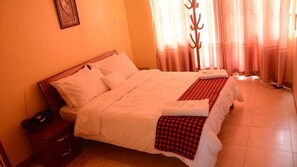 Apartemen Comfort, Beberapa Tempat Tidur, Bebas Asap Rokok | Meja kerja, Wi-Fi gratis, dan seprai linen