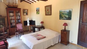 5 habitaciones, tabla de planchar con plancha y cuna de viaje 