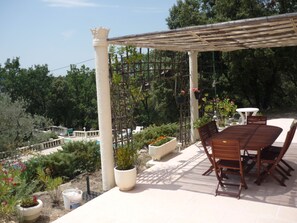 تناول الطعام بالخارج