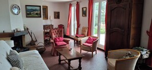 تلفزيون، مدفأة، مشغل دي في دي، كُتُب