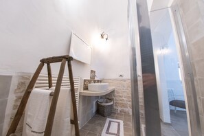 Leilighet, 2 soverom, 2 bad (Shared Kitchenette,Shared Living Room) | Bad | Dusj, toalettartikler (inkludert), hårføner og bidé