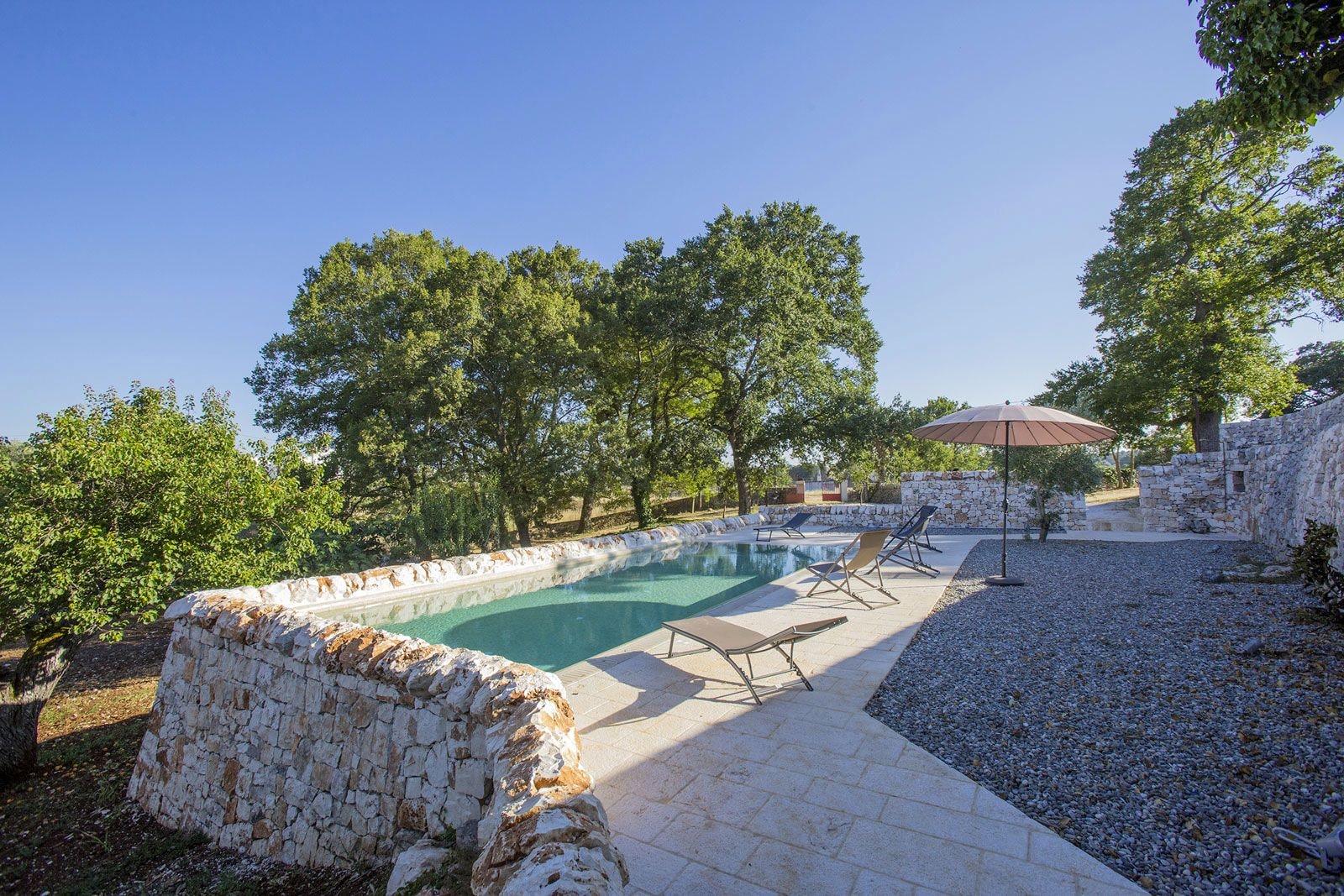 Una piscina al aire libre de temporada
