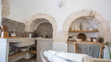 Apartamento, 1 habitación, vistas al jardín | Cocina privada | Frigorífico, horno, placa de cocina y utensilios de cocina