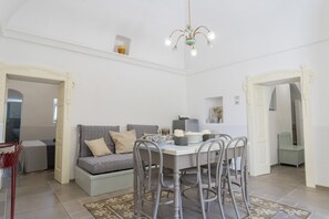 Apartment, 2 Bedrooms, 2 Bathrooms (Shared Kitchenette,Shared Living Room) | Ruang tamu | 30 inci televisyen skrin rata dengan kabel 