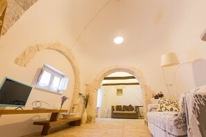 Apartment, 1 Bedroom | Ruang tamu | 30 inci televisyen skrin rata dengan kabel 