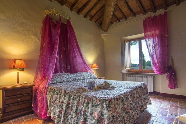 1 slaapkamer, een strijkplank/strijkijzer, gratis wifi, beddengoed