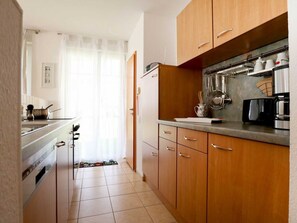 Køleskab, ovn, opvaskemaskine, kaffe-/temaskine