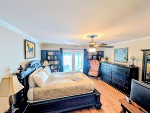 3 chambres, bureau, fer et planche à repasser, lit de bébé portatif