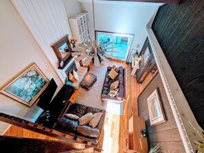 Smart TV, caminetto, lettore DVD, libri