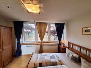 2 عدّة غرف نوم وواي فاي مجانًا وملاءات أسرّة