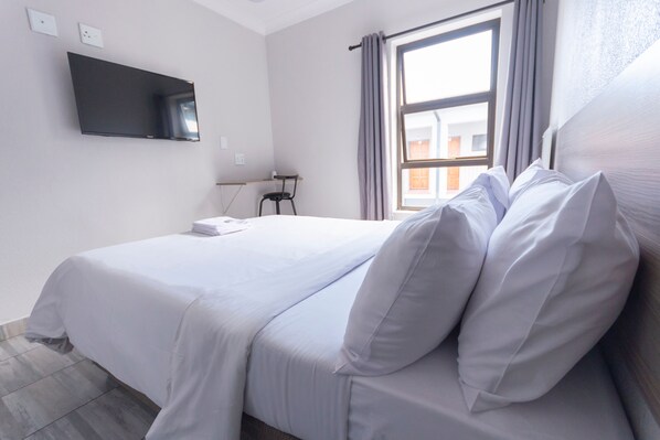 Deluxe Room, 1 Double Bed | Living room