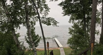 Rustic cottage on picturesque Little Bay de noc