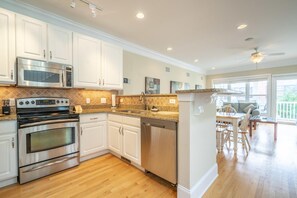 Køleskab, mikrobølgeovn, kogeplade, opvaskemaskine