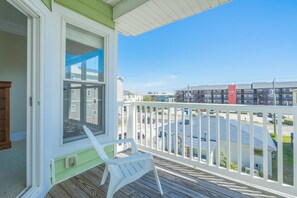 Property grounds - ⛱️Beach Daze: 1 block from Beach, Multiple Decks, Grill⛱️ (Carolina Beach)