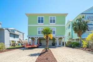 Exterior - ⛱️Beach Daze: 1 block from Beach, Multiple Decks, Grill⛱️ (Carolina Beach)