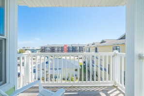 Property grounds - ⛱️Beach Daze: 1 block from Beach, Multiple Decks, Grill⛱️ (Carolina Beach)