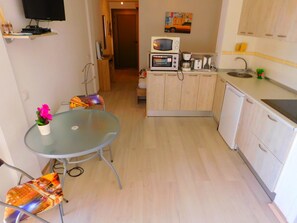 ثلاجة، ميكروويف، موقد طهي مسطح، ماكينة لصنع القهوة/الشاي