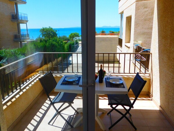 تناول الطعام بالخارج