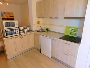 Réfrigérateur, micro-ondes, plaque de cuisson, cafetière/bouilloire