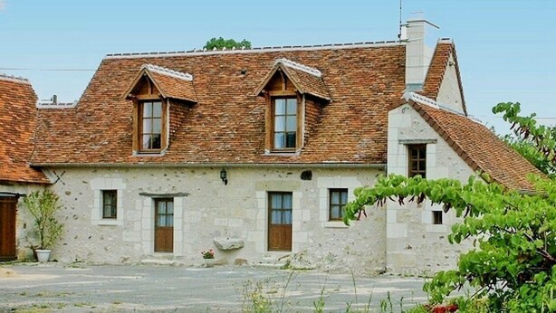 A stone building with a tiled roof, multiple windows, and a small garden area with flowers. - Charming 18th Century Gîte with Garden, Near Castles & Vineyards, Pet Friendly (Betz-le-Château)