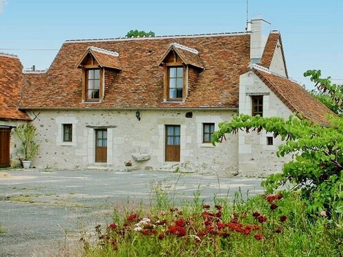 Gîte de charme du XVIIIe avec jardin, proche des châteaux et vignobles de Touraine, équipements inclus
