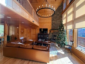 Smart TV, fireplace, Hulu, table tennis - Fork and Fir Retreat - Cozy Family Cabin I Game Room I Stunning Views I Hot Tub (Sevierville)