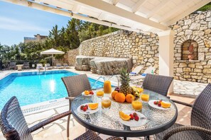 Villa (3 Bedrooms) | Außenbereich