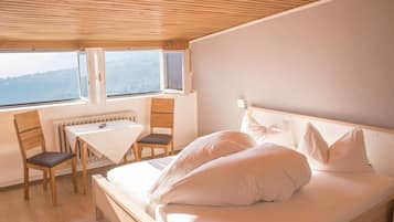 Economy Double Room | Living area