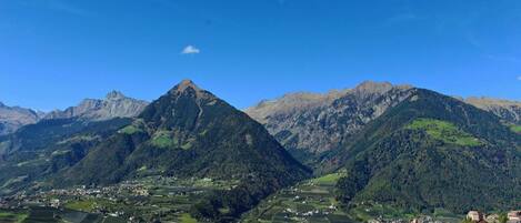 Un paisaje montañoso con un pueblo en el valle.