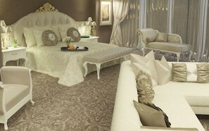 Suite Deluxe, vista al mar | 1 habitación, minibar y caja de seguridad en la habitación