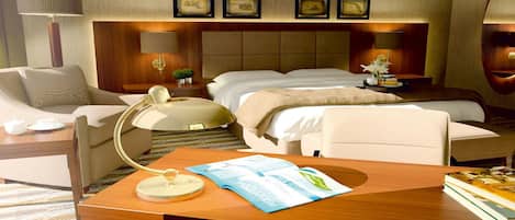 Deluxe Suite, Sea View | 1 bedroom, minibar, in-room safe, individually decorated