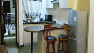 Chambre, vue mer | Cuisine privée | Grand réfrigérateur, micro-ondes, four, plaque de cuisson