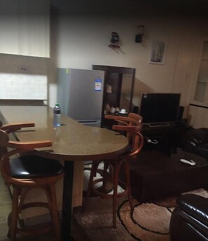 Room, Sea View | Living area | 32-inch flat-screen TV with cable channels, TV