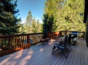 Outdoor dining - Alpine Aerie (Yosemite National Park)