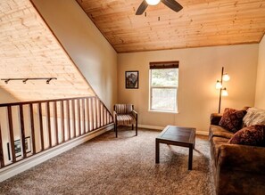 TV, fireplace, DVD player - Alpine Aerie (Yosemite National Park)