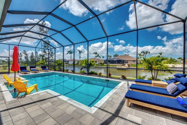 Een buitenzwembad, een verwarmd zwembad