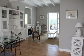 Smart TV, fireplace, books, stereo - 100m from the beach Loc'h, vacation home near the Pointe du Raz (Primelin)
